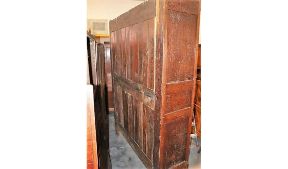 oude houten opbergkast vv 2 deuren, afm plm 160x53x240cm, licht beschadigd, mogelijks incompleet